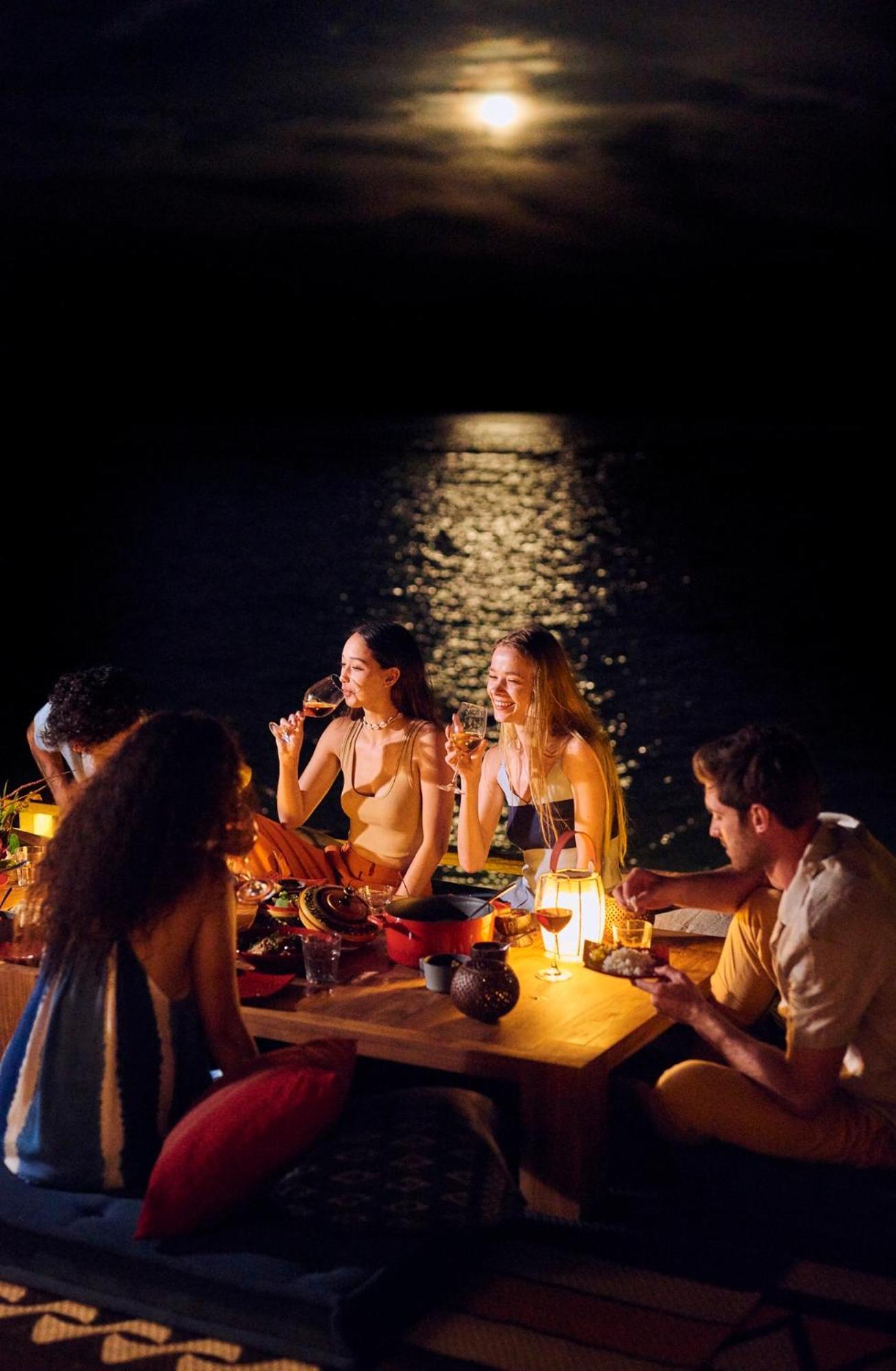 The Standard, Huruvalhi Maldives (Adults Only) Meedhoo  Exteriör bild The Beach Club