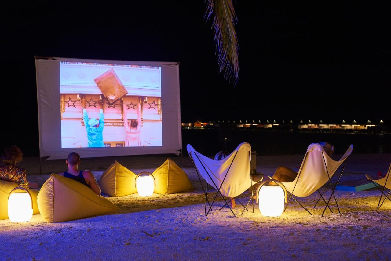 The Standard, Huruvalhi Maldives (Adults Only) Meedhoo  Exteriör bild Outdoor movie screening at the beach