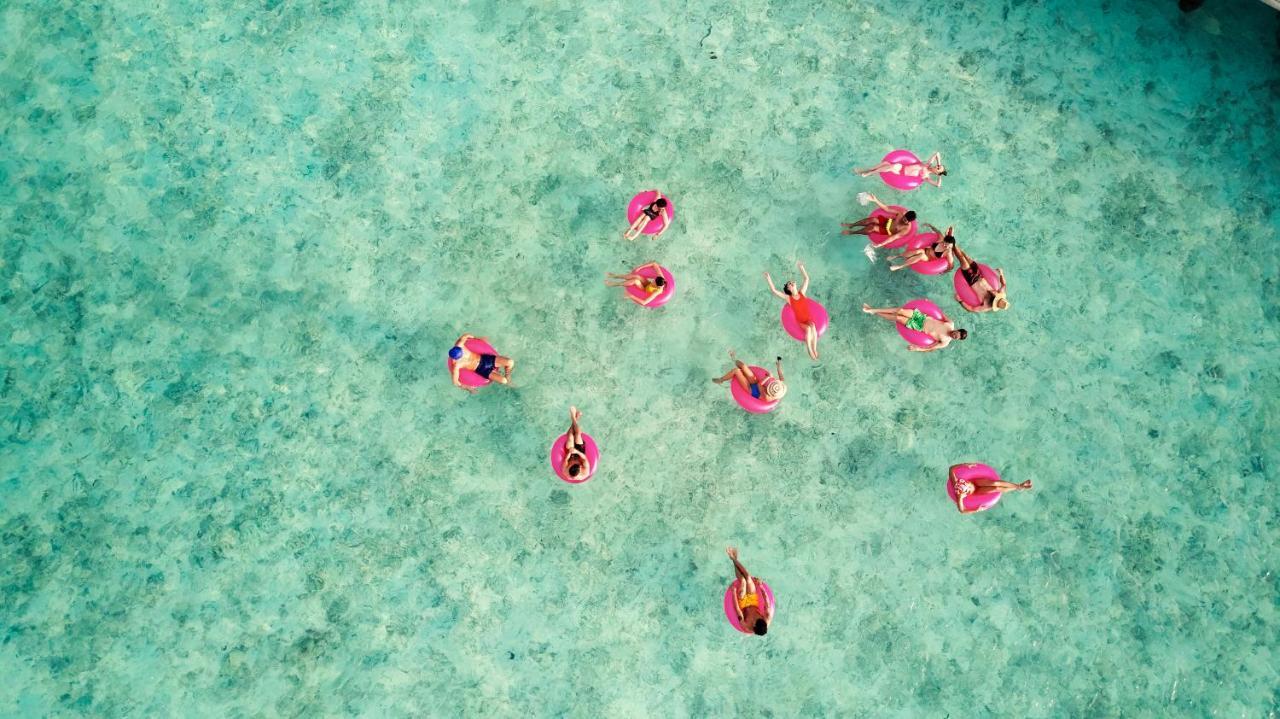 The Standard, Huruvalhi Maldives (Adults Only) Meedhoo  Exteriör bild Aerial view of tourists on the island