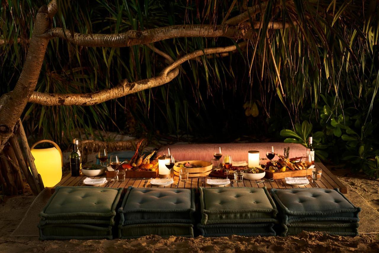 The Standard, Huruvalhi Maldives (Adults Only) Meedhoo  Exteriör bild A typical dinner setting at the resort